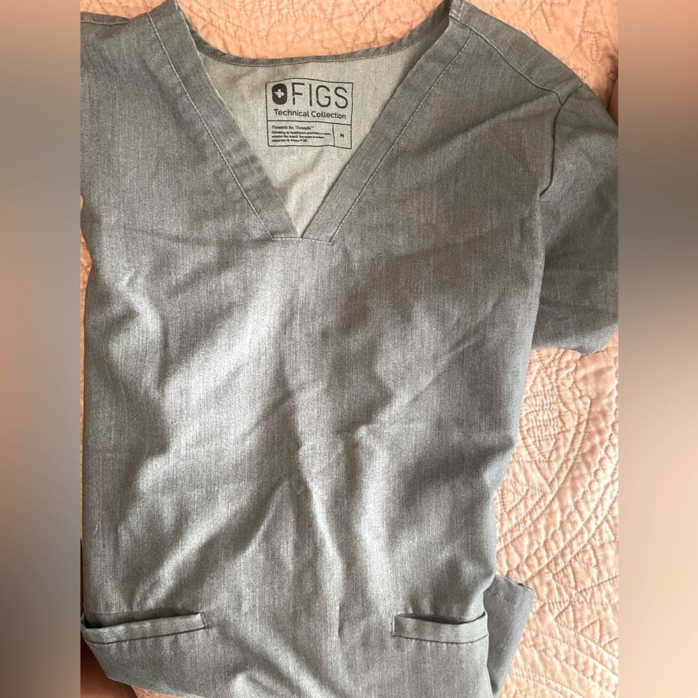 Figs Scrubs Top Casma 3 pockets in Graphite color